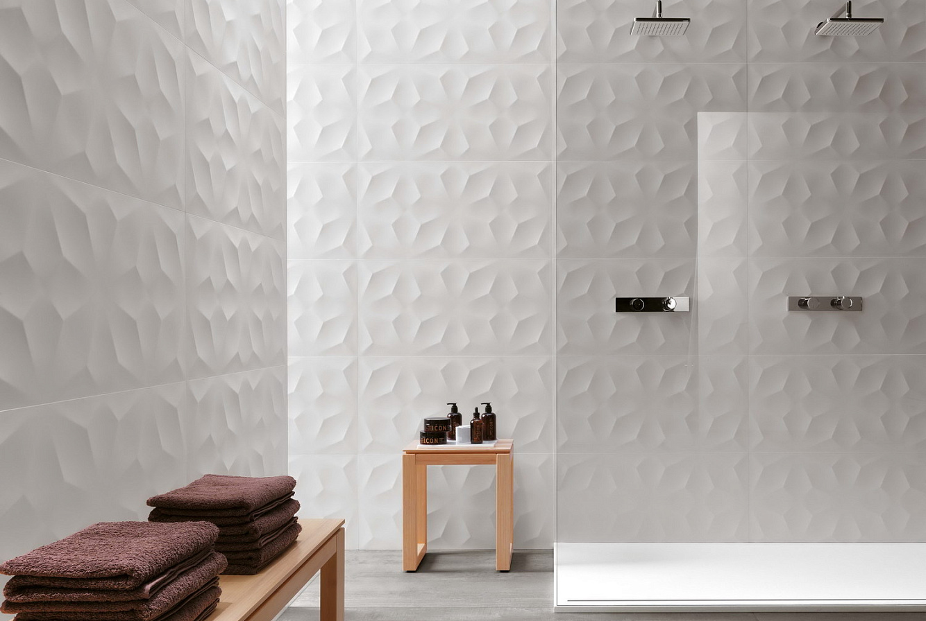Рельефные геометричные формы керамической плитки 3D WALL DESIGN Diamond White Matt стильно выступают на высеченной светом поверхности.
